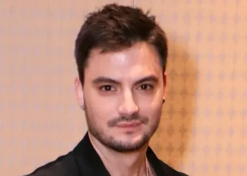 Felipe Neto anuncia noivado com Juliane Carvalho na Grécia