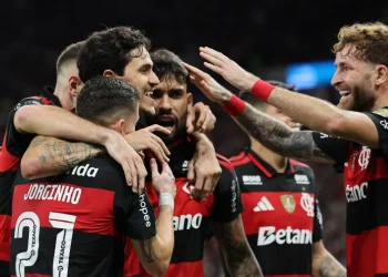 Flamengo enfrenta a Chapecoense para diminuir a diferença em relação ao Palmeiras
