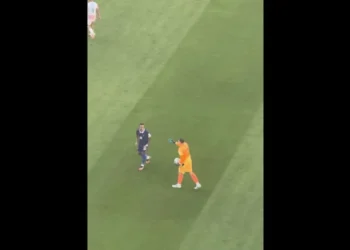 Goleiro do Paraguai foi ignorado por Mbappé e reação viraliza; veja