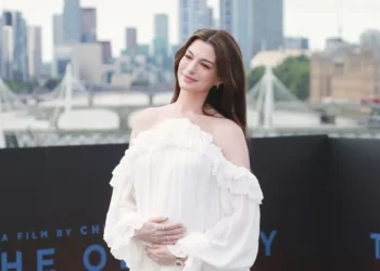 Grávida, Anne Hathaway exibe barriguinha em evento em Londres