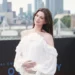 Grávida, Anne Hathaway exibe barriguinha em evento em Londres