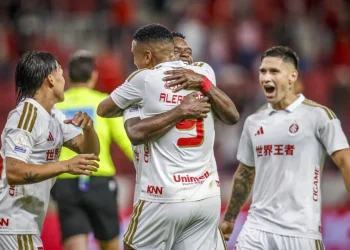 Internacional e Cruzeiro retomam o Brasileirão em confronto direto por posições na tabela