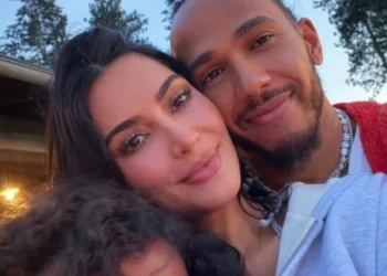 Kim Kardashian posa com Lewis Hamilton e a filha em foto rara