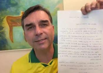 Leia na íntegra a carta de Jair Bolsonaro lida por Flávio durante live