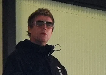 Liam Gallagher xinga brasileiro após crítica a música do Oasis