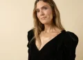 Mandy Moore mostra corpo real após três gestações: “Pele flácida e tudo”