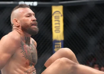 McGregor retorna ao UFC após cinco anos, mas perde com 69 segundos para Holloway
