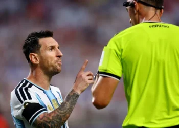 Messi explode contra árbitro português; veja as fotos da discussão