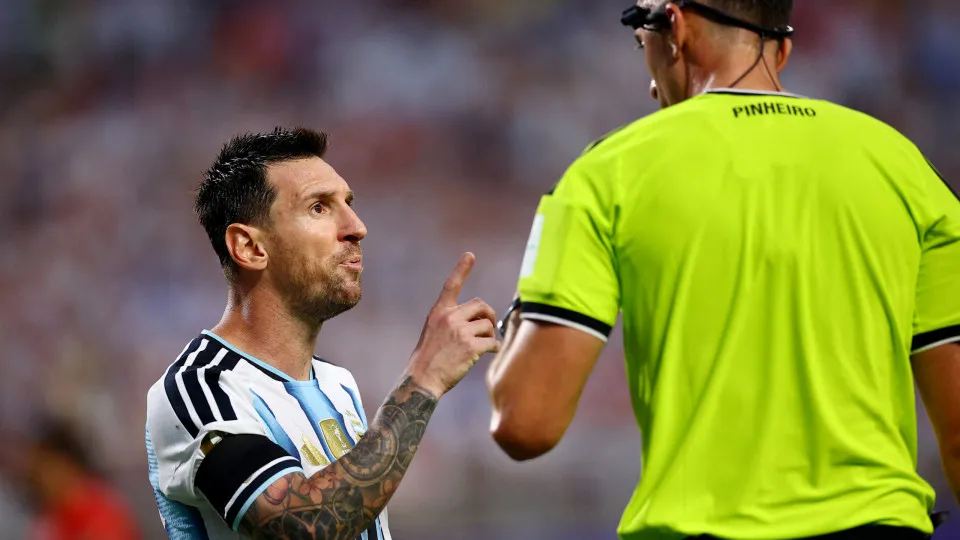 Messi explode contra árbitro português; veja as fotos da discussão