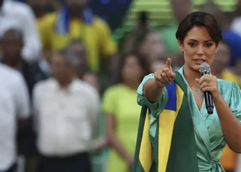 Michelle Bolsonaro deixa PL Mulher após crise com Flávio