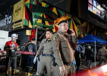 Mortos em incêndio em bar na Tailândia sobem para 30, e familiares aguardam identificação de corpos