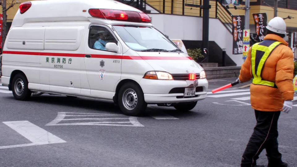 Mulher morre após ser atingida por homem que caiu de prédio no Japão
