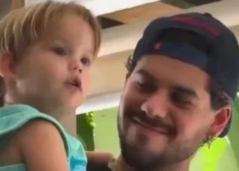No colo de Zé Felipe, filho é incentivado a dizer “pau” e gera revolta