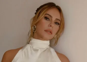 Paolla Oliveira impressiona com vestido de superfenda em novo ensaio