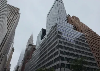 Prédio de 37 andares é evacuado por risco de colapso em Nova York; veja
