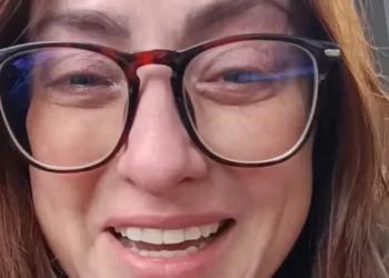 Professora chora após aluno pôr vidro em seu copo: