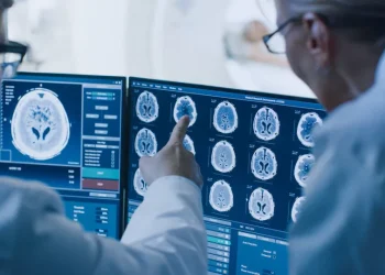 Quais médicos os homens devem procurar em cada fase da vida?