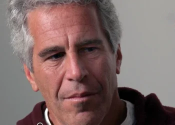 Recrutador de modelos ligado a Epstein é encontrado morto na França