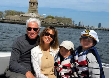 Richard Gere e Alejandra Silva mostram raras imagens em família