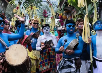 Ritual transforma ruas de Bali em desfile de cores e espiritualidade