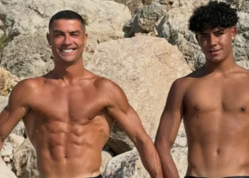 Ronaldo posa sem camisa com Cristianinho e faz provocação ao filho