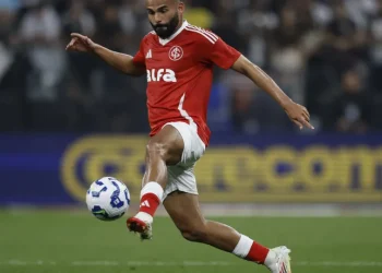 São Paulo consulta Internacional em busca de troca pelo volante Thiago Maia