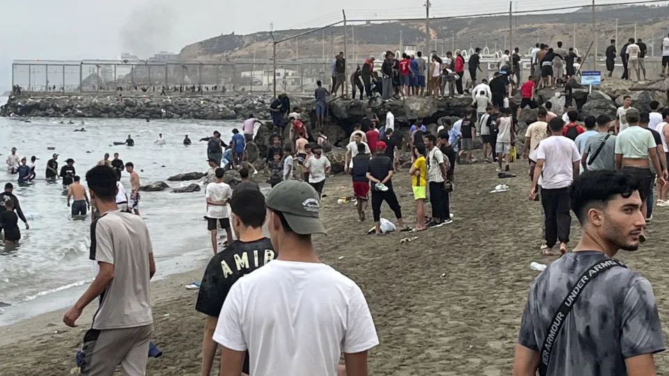 Travessia para Ceuta deixa 24 mortos e leva Espanha a enviar Exército
