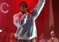 Travis Scott leva filha ao palco e é criticado nas redes sociais