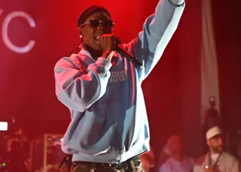 Travis Scott leva filha ao palco e é criticado nas redes sociais