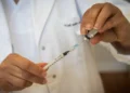 Vacinas contra covid-19 serão atualizadas para acompanhar novas variantes