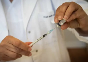 Vacinas contra covid-19 serão atualizadas para acompanhar novas variantes