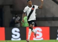 Vasco anuncia a renovação do empréstimo do zagueiro Robert Renan