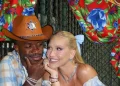 Vini Jr. e Virginia fazem festa julina com direito a barraca do beijo