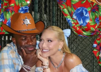 Vini Jr. e Virginia fazem festa julina com direito a barraca do beijo