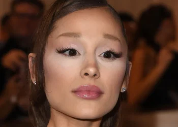Magreza de Ariana Grande em novo clipe,