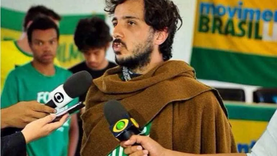 Renan Santos mira ataques a Flávio em evento do Missão e defende