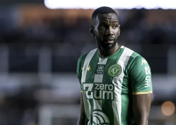 Jogador da Chapecoense é internado com lesão no pâncreas após enfrentar Cruzeiro