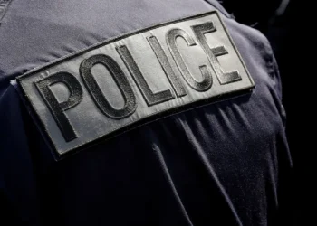 França: Mulher arranca parte da língua do marido com beijo e o atropela