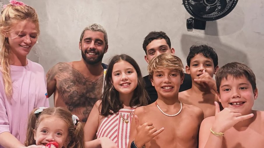Pedro Scooby ao lado dos filhos e coleguinhas