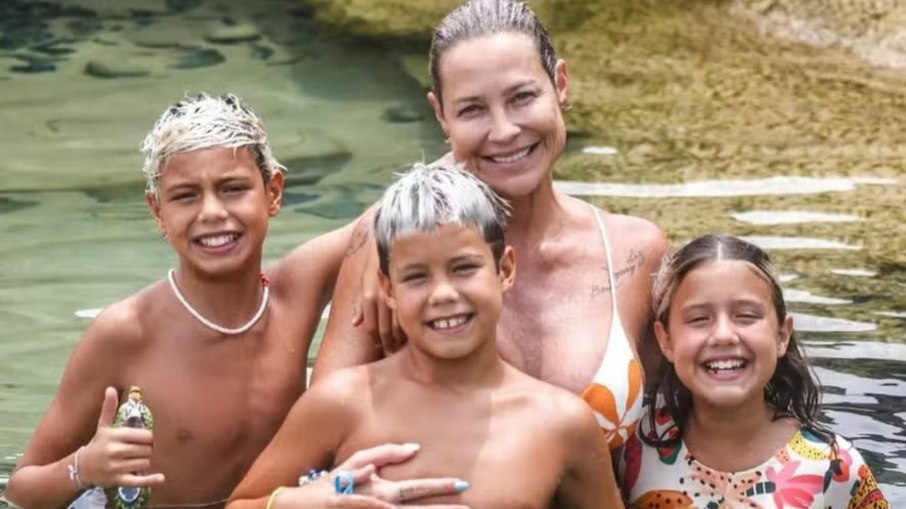 Luana Piovani ao lado dos filhos