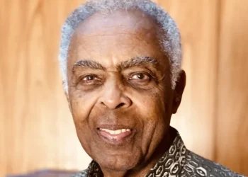 Gilberto Gil fica preso em elevador e é salvo por bombeiros