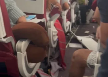 Turbulência em voo da Air India deixa 17 feridos após queda brusca; veja