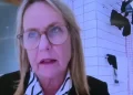 Vereadora participa de reunião online da Câmara no banheiro; vídeo