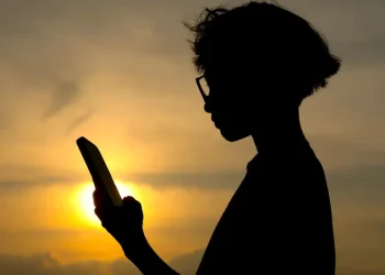 Dona do Facebook recebe multa de 492 milhões por danos causados a jovens
