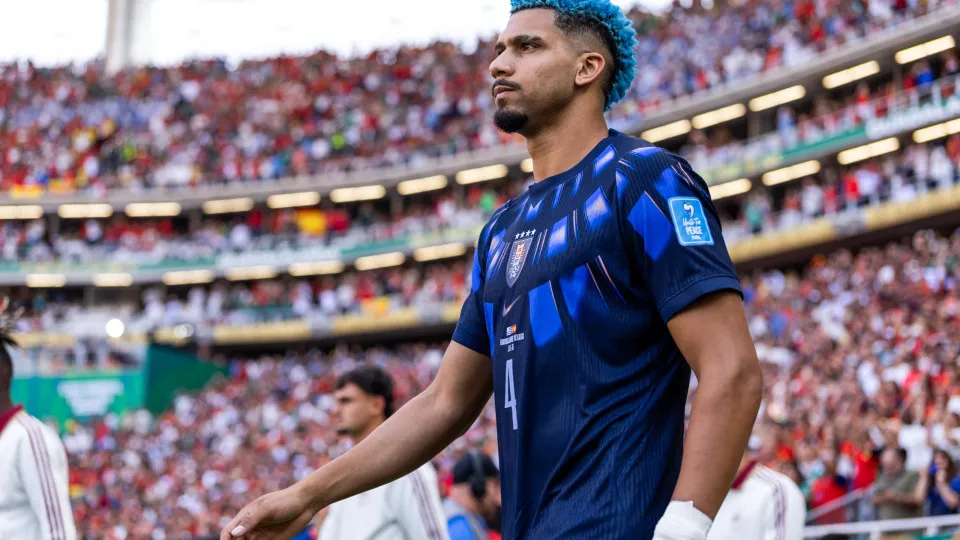 Bomba inesperada na Inglaterra: Ronald Araújo a caminho do Liverpool