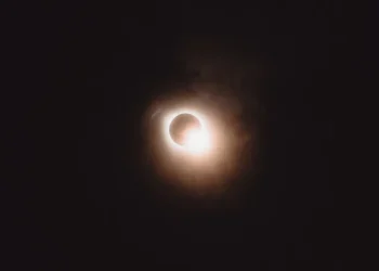 Planeia ver o eclipse solar? Eis as 4 apps que deve ter no celular