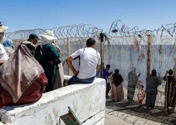 Imigrante morre ao cair no mar tentando entrar em Ceuta de parapente