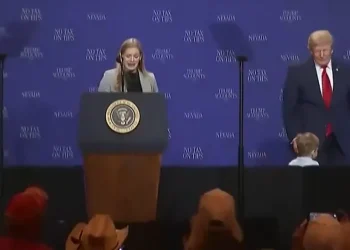 Trump corre atrás de menino no palco: