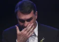 Flávio escreve carta a Bolsonaro, chora e diz que proibir visita no Dia dos Pais é desumano
