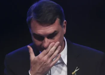 Flávio escreve carta a Bolsonaro, chora e diz que proibir visita no Dia dos Pais é desumano